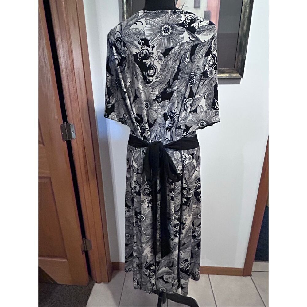 KSL Karin Stevens Plus Size 20W Black & White Floral Faux Wrap Midi Dress - Picture 6 of 10
